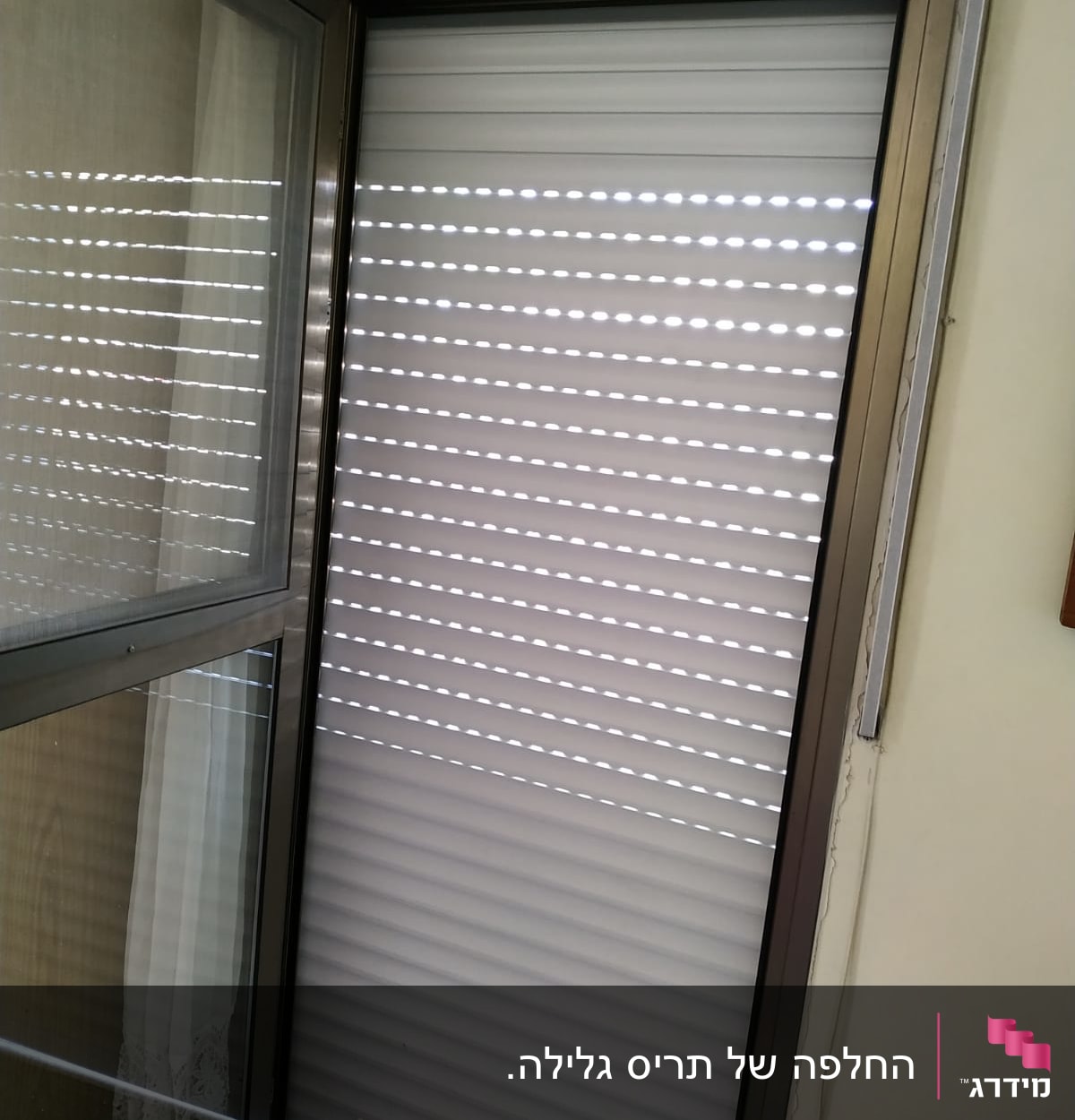 תריסים לבנים סגורים עם חריצים לאור